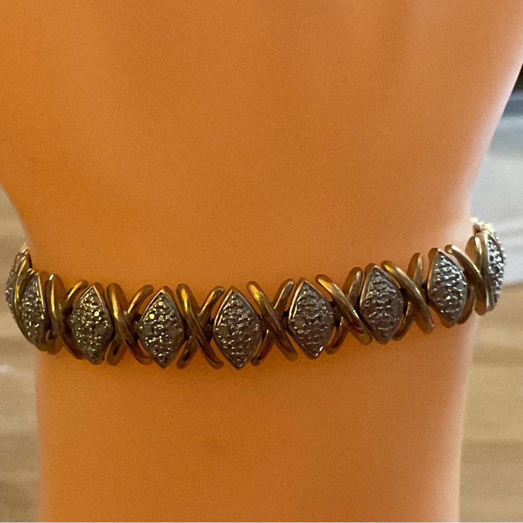 China: R925 Hugs And Kisses Sterling Silver Bracelet With Double Lock Closure.